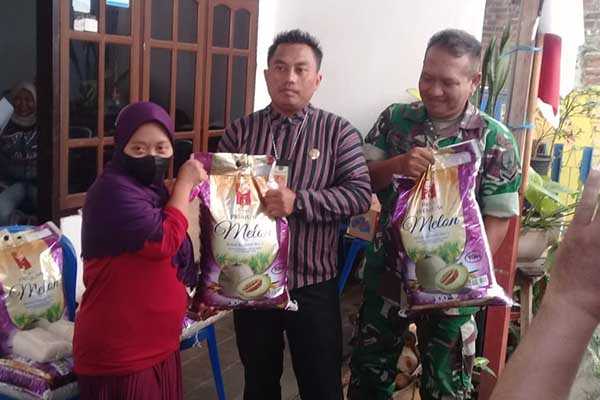 Babinsa Tunjungsekar dampingi penyaluran BPNT 28 KPM. (ist) - Babinsa Tunjungsekar Dampingi Penyaluran BPNT 28 KPM