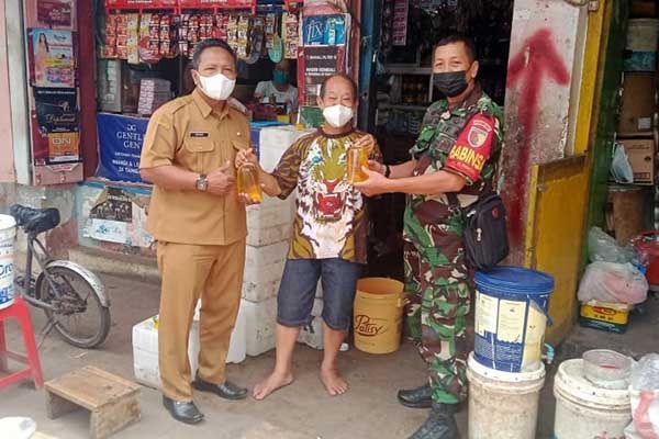 Babinsa bersama Dinas Pasar pantau migor curah. (ist) - Babinsa Bersama Dinas Pasar Pantau Migor Curah di Pasar Blimbing