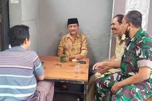 Babinsa dan perangkat kelurahan Komsos bersama Ketua RW 09 Kauman. (ist) - Monitoring Kamtibmas, Babinsa Komsos Bersama Ketua RW 09 Kauman
