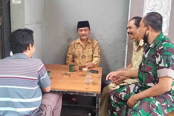 Babinsa dan perangkat kelurahan Komsos bersama Ketua RW 09 Kauman. (ist) - Monitoring Kamtibmas, Babinsa Komsos Bersama Ketua RW 09 Kauman