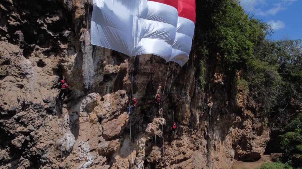 bendera raksasa yang dibentangkan di lembah kera. ist