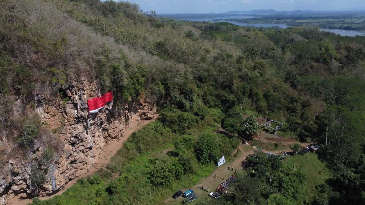 bendera raksasa yang dibentangkan di lembah kera