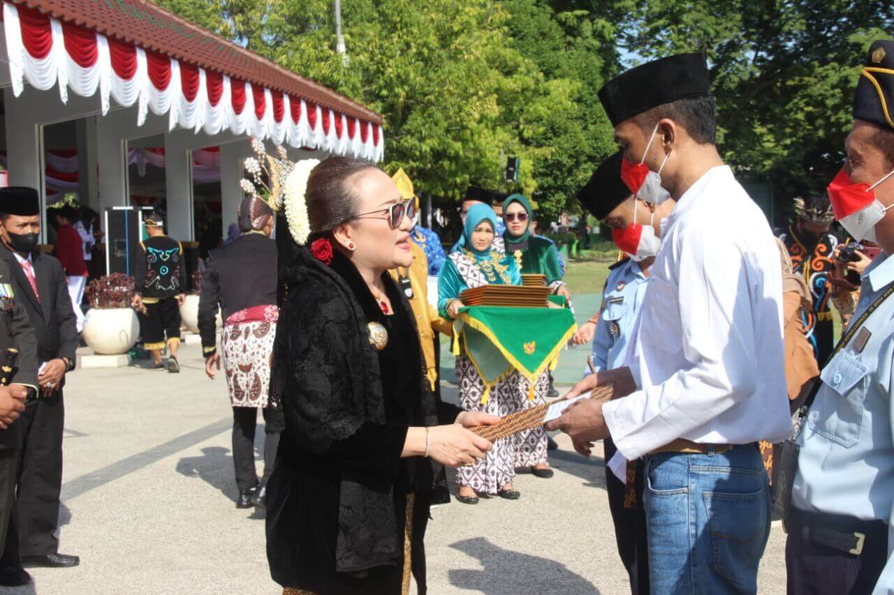 bupati anna menyerahkan sk remisi ke wbp lapas