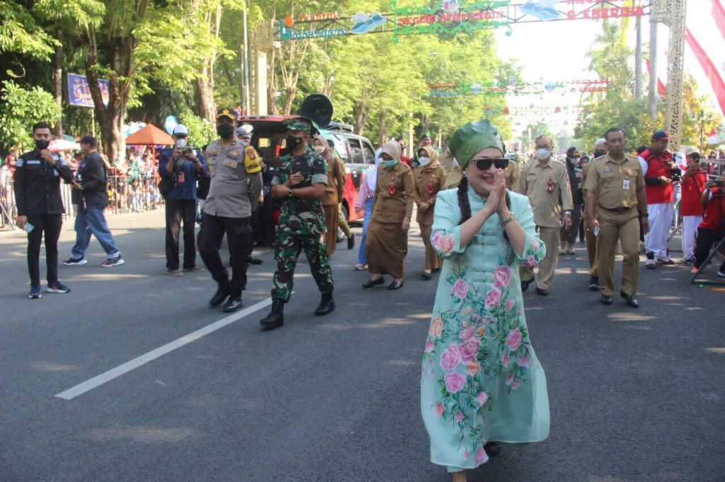 bupati bojonegoro anna muawanah bersama forkompimda hadir di pawai budaya bojonegoro hari kedua.