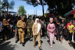 bupati bojonegoro anna muawanah menghadiri sekaligus memberangkatkan acara kirab pusaka ki andong sari