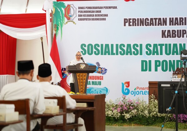 bupati bojonegoro anna muawanah menghadiri sosialisasi satuan pendidikan ramah anak di pondok pesantren