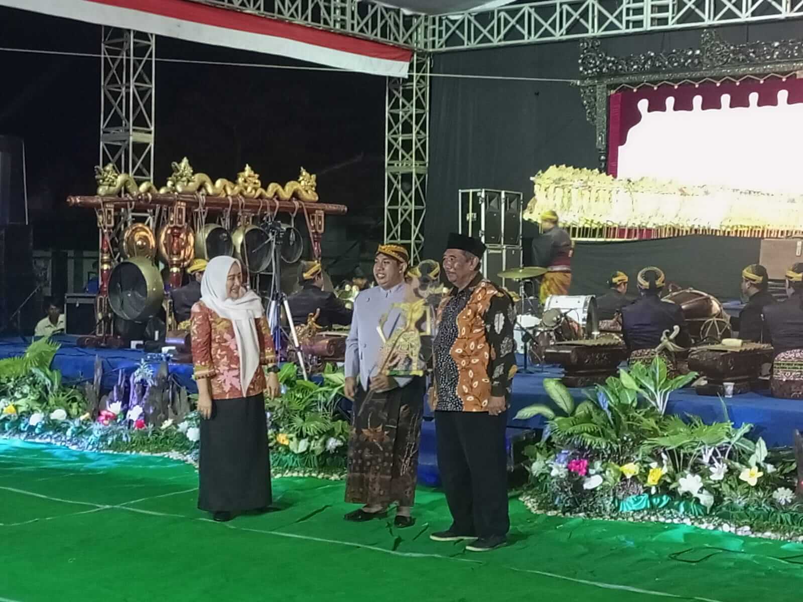bupati bojonegoro anna muawanah saksikan wayang kulit di desa sukorejo
