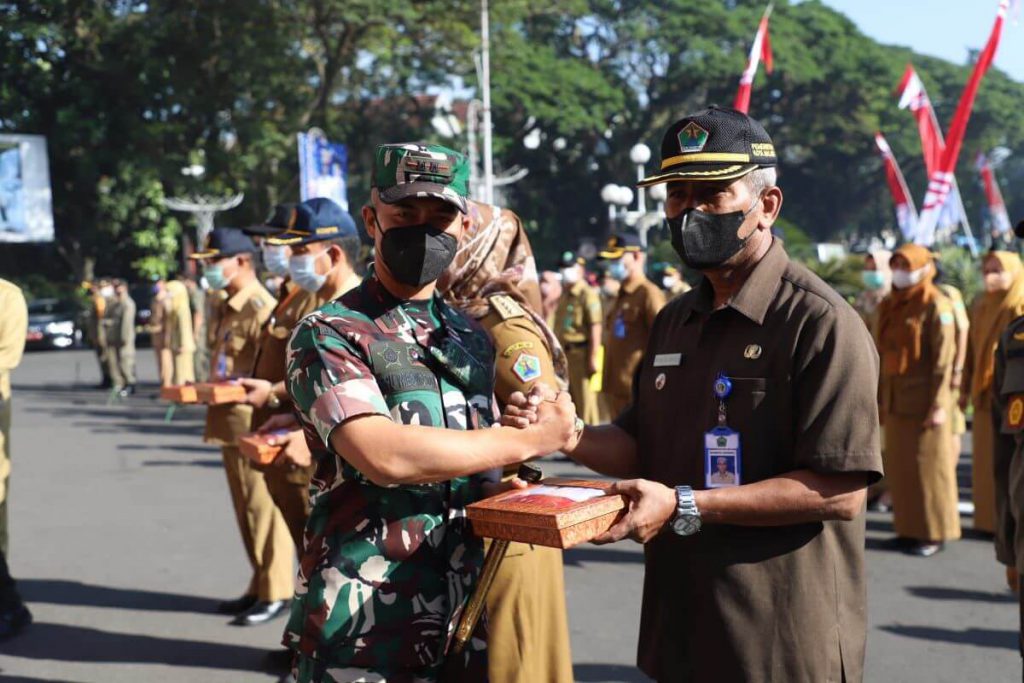 dandim 0833 kota malang letkol kav heru wibowo sofa berkesempatan memberikan bendera merah putih secara simbolis kepada camat.