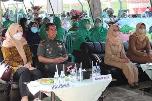 Dandim 0833/Kota Malang didampingi Ketua Persit KCK Cabang XL, mengikuti zoom meeting Percepatan Penurunan Angka Stunting. (ist) - TNI Dituntut Terlibat Percepatan Penurunan Angka Stunting