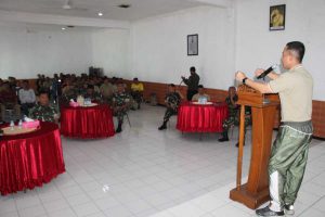 Dandim 0833/Kota Malang menyampaikan pesan kepada anggotanya. (ist) - Pererat Silahturahmi Keluarga Besar, Kodim 0833 Gelar Jumat Berkah
