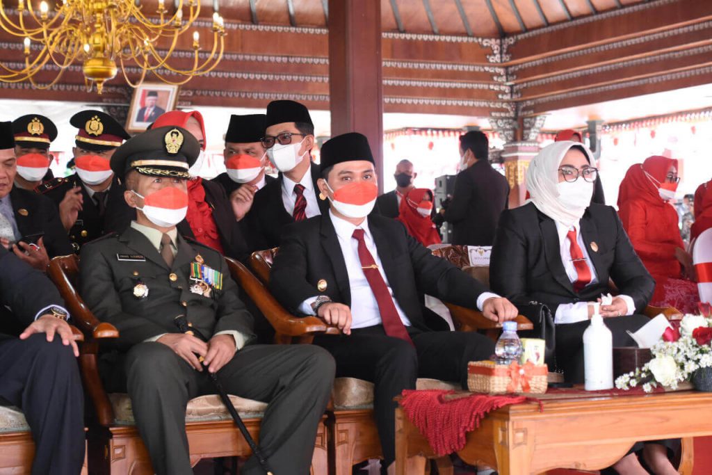 danrem 082 cpyj kolonel inf unang sudargo s.h. m.m menghadiri upacara pengibaran bendera merah putih peringatan hut ke 77 ri