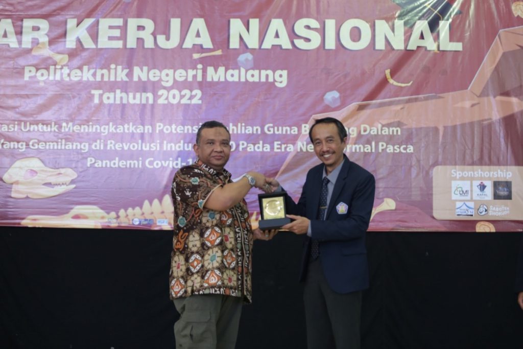 Direktur Polinema berikan cendera mata kepada Wamenaker RI. (ist) - Wamenaker RI Dorong Mahasiswa Polinema Miliki Skill Sesuai Kebutuhan Du-di