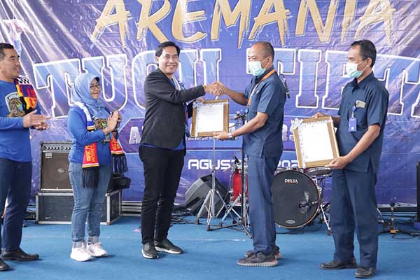 Dirut Perumda Tugu Tirta menerima sertifikat halal dari perwakilan PT Sucofindo. (ist) - Beragam Lomba dan Atraksi Warnai Lahirnya 'Aremania Tugu Tirta'