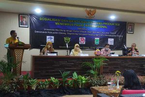 Dr Ir Stefanus Yufra Menahen Taneo MS MSc, menyampaikan komitmen UMC mendampingi IKM dan UMKM selama 9 tahun. (rhd) - Gandeng Berbagai Pihak, Ma Chung Buka Akses IKM Kabupaten Malang Go Internasional