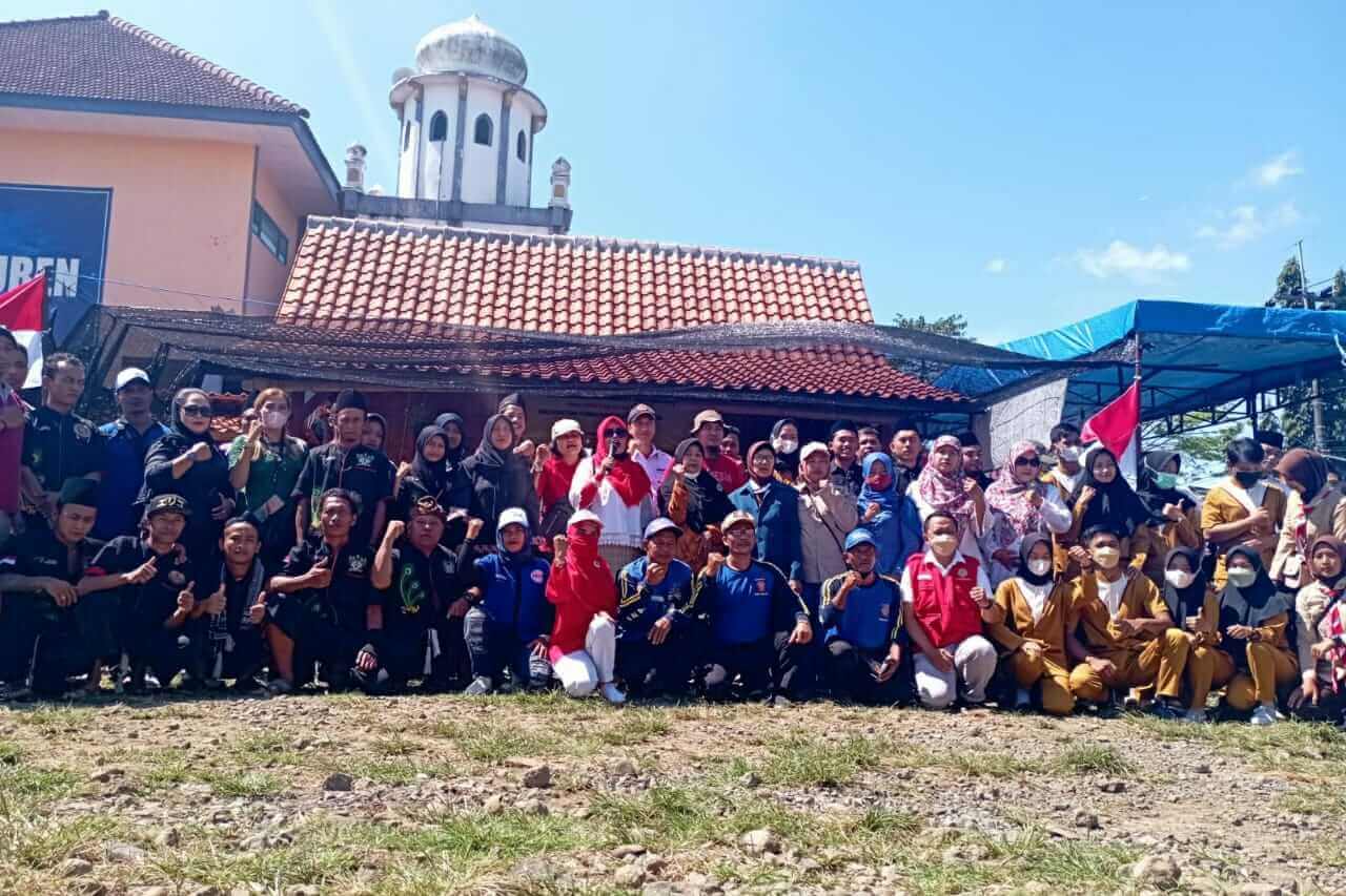 empat orang eks napi terorisme bersama warga selepas upacara kemerdekaan ri