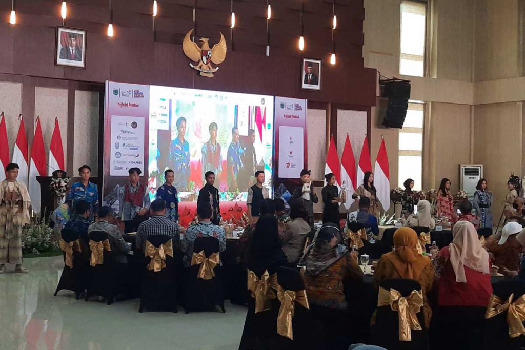 Fashion show dari Kangmas Nimas Batu. (dik) - Wali Kota Batu Resmikan Expo Pawisata dan Ekonomi Kreatif Nusantara 2022