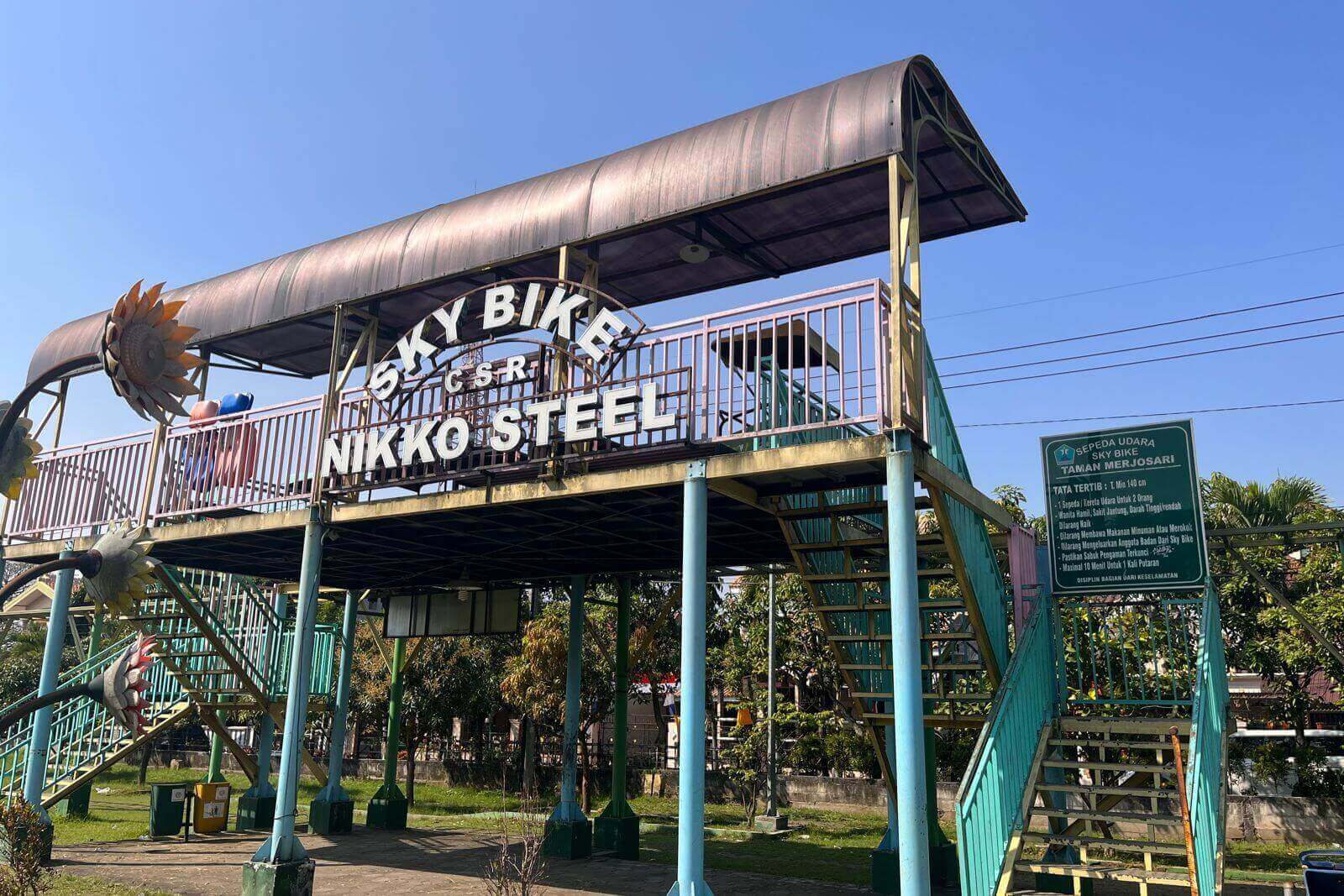 fasilitas sky bike yang terletak di taman singha merjosari terbengakalai dan berhenti beroperasi.11