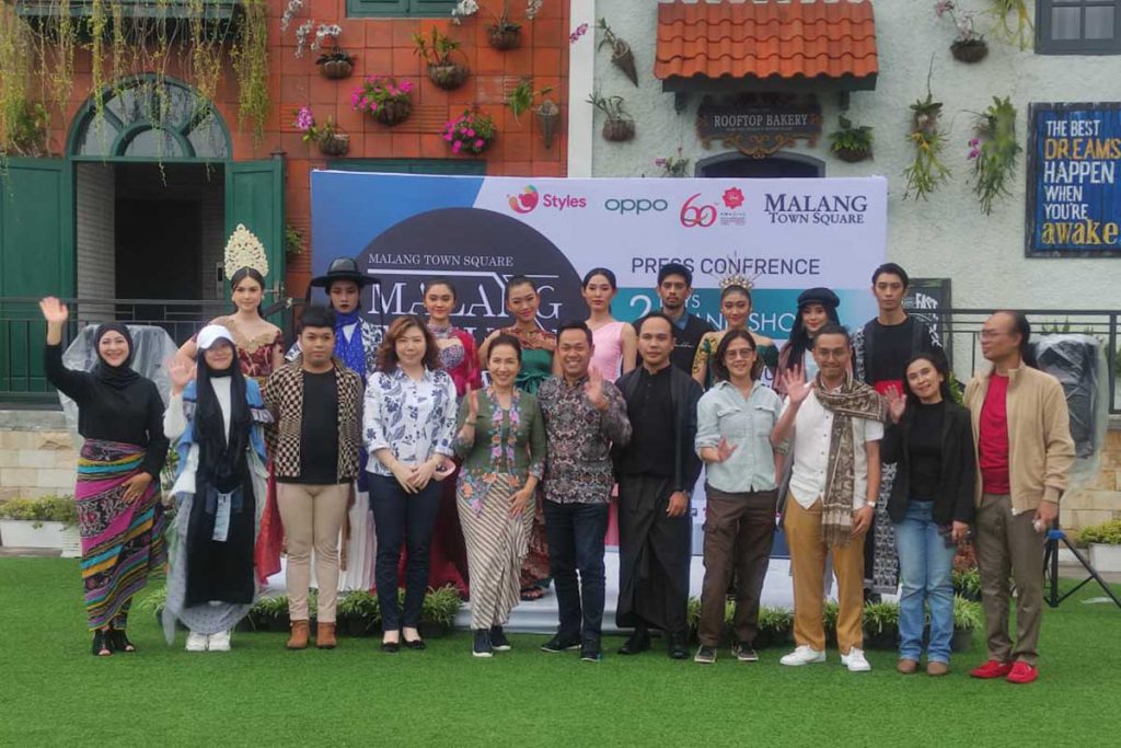 Fifi Trisjanti, bersama para model dan desainer. (rhd) - Sepekan Lagi, Matos Suguhkan Malang Fashion Runway 2022
