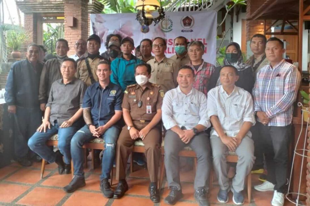 foto bersama peserta diskusi jurnalistik dan narasumber