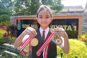 Grace, dan juga piaham-piagam yang dirinya menangkan. (ist) - Grace, Gadis Belia Segudang Prestasi di Olahraga Catur