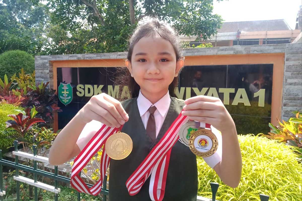 Grace, dan juga piaham-piagam yang dirinya menangkan. (ist) - Grace, Gadis Belia Segudang Prestasi di Olahraga Catur