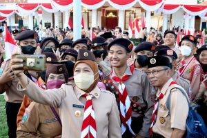 gubernur jawa timur khofifah indar parawansa melepas secara resmi kontingen jawa timur pada jamnas xi di bumi perkemahan dan graha wisata cibubur