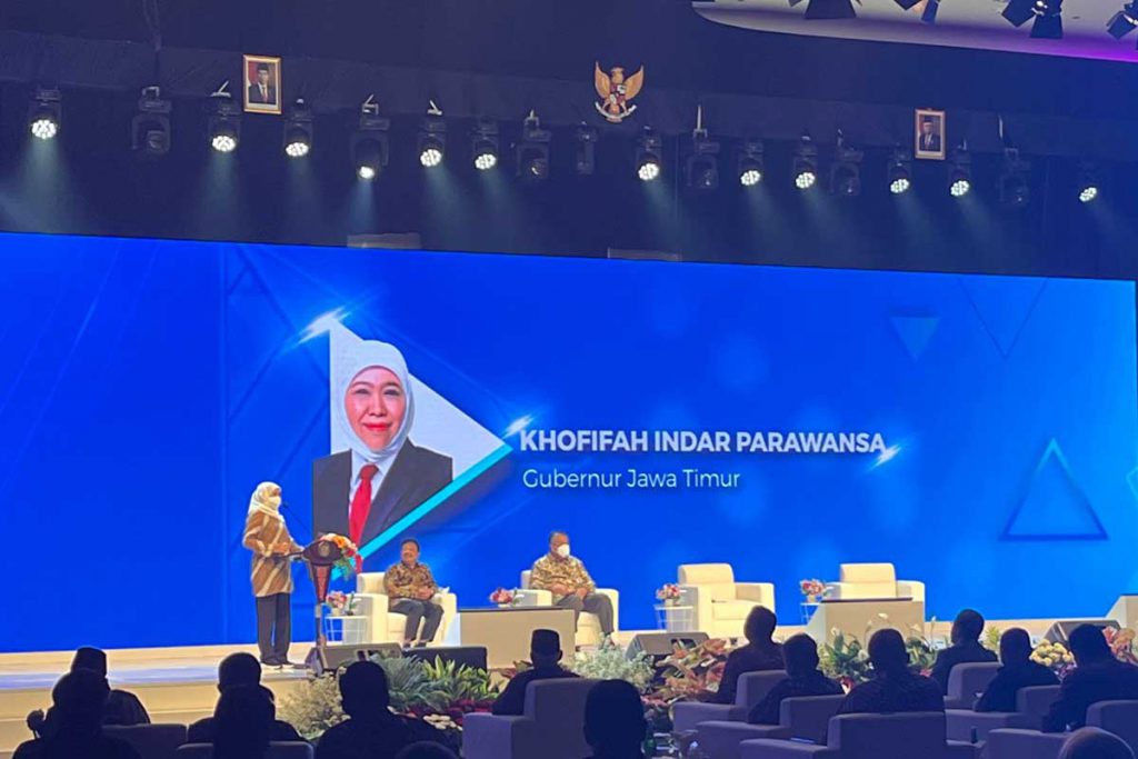 Gubernur Jawa Timur, Khofifah Indar Parawansa, saat menyampaikan strategi pengendalian inflasi pangan di Jawa Timur. (bim) - BI Tekan Angka Inflasi Pangan Melalui Kolaborasi Antar Daerah
