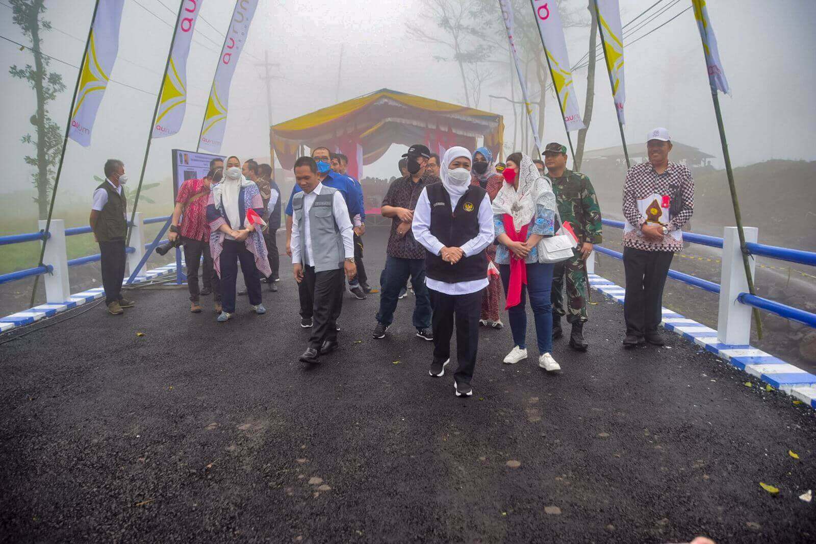 gubernur khofifah meresmikan jembatan di lumajang