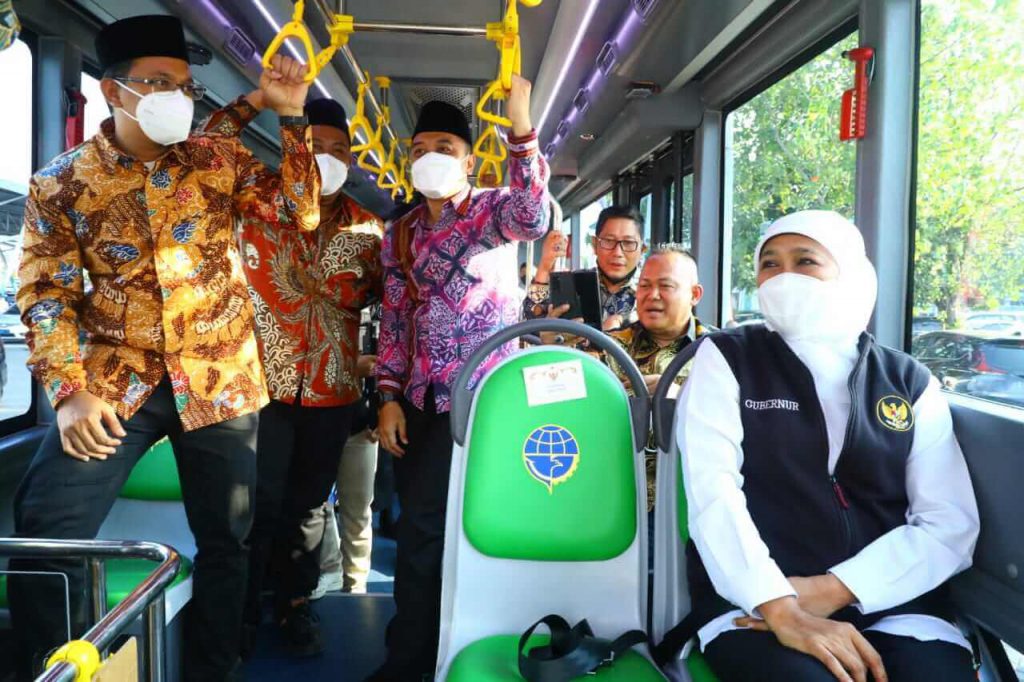 gubernur khofifah saat mencoba secara langsung bus trans jatim didampingi bupati sidoarjo ahmad mudlor walikota surabaya ery cahyadi dan bupati gresik fandy ahmad yani.