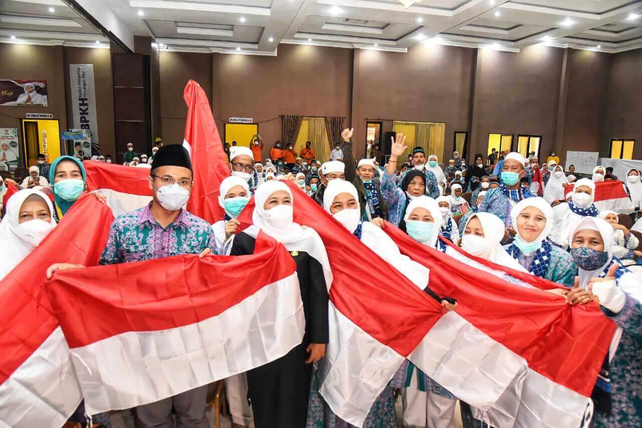 gubernur bagikan bendera merah putih ke jemaah haji kloter terakhir