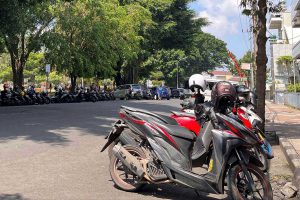 ilustrasi lokasi parkir kendaraan di tepi jalan umum di kota malang