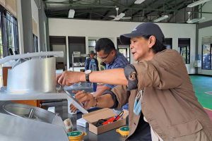 Instruktur BLK YPPI Line Poline sedang menunjukkan mesin alat pelatihan. (ist) - BLK Agroindustri Batu Buka Pelatihan September Depan