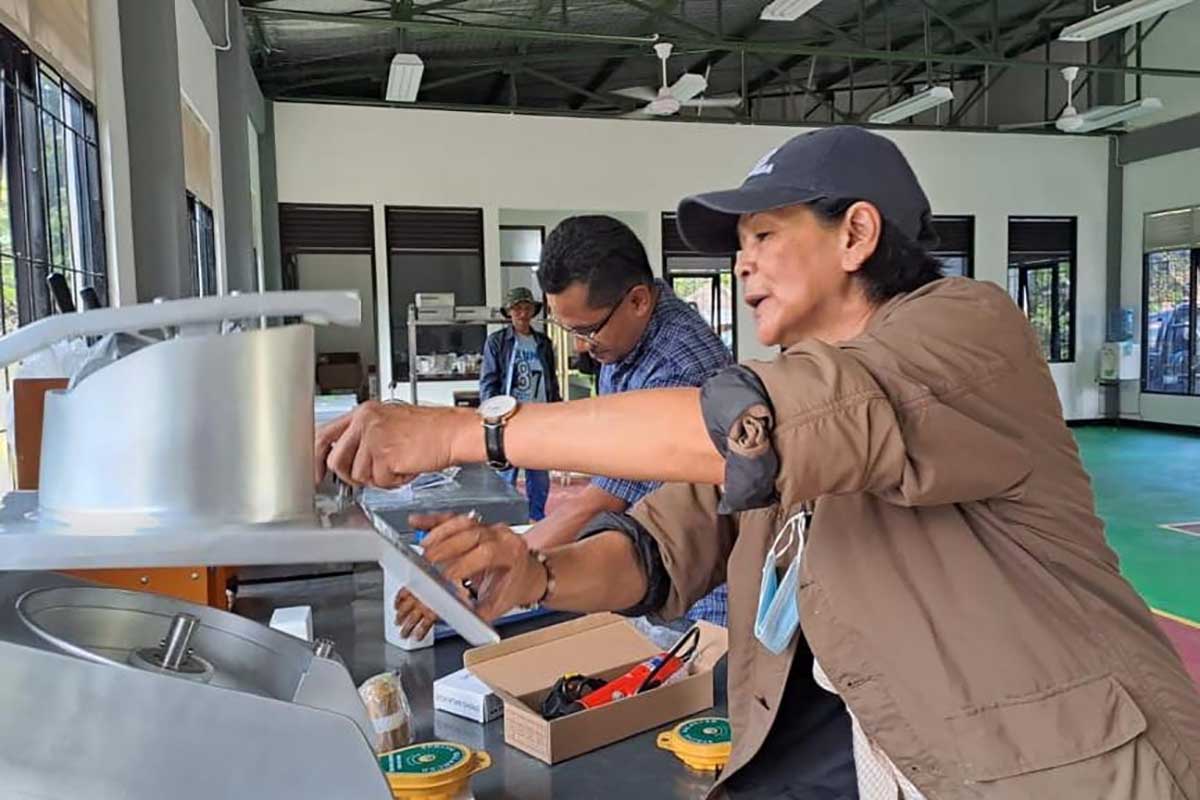 Instruktur BLK YPPI Line Poline sedang menunjukkan mesin alat pelatihan. (ist) - BLK Agroindustri Batu Buka Pelatihan September Depan