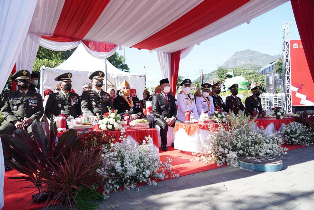 Jajaran Forkopimda Batu dan Veteran yang menghadiri upacara. (ist) - Momen Hari Kemerdekaan RI, Wali Kota Ajak Masyarakat Bangkit Bersama