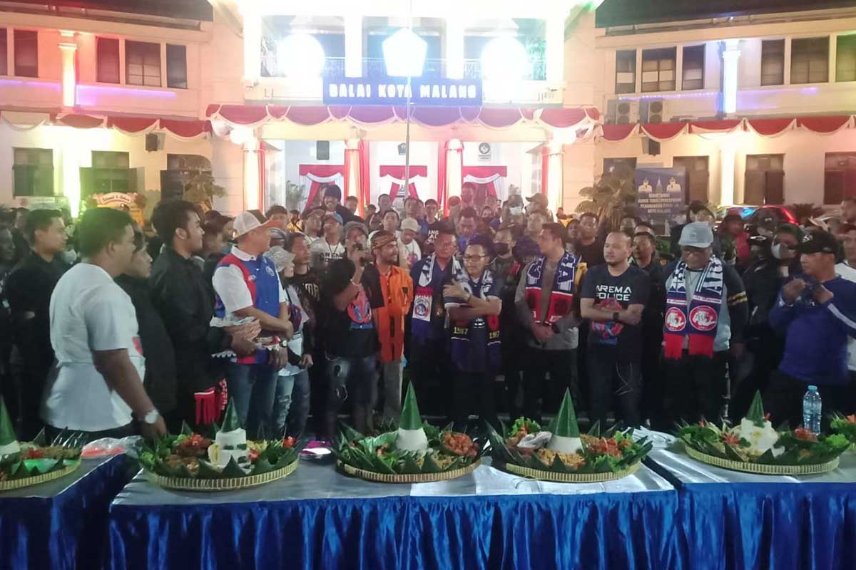 Jajaran Forkopimda Kota Malang bersama Manajar Arema FC dan Aremania dalam doa bersama perayaan HUT ke-35 Arema. (bim) - Forkopimda Kota Malang Doakan Terbaik Kepada Arema di HUT ke-35