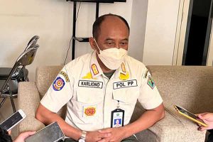 Kabid PPUD Satpol PP Kota Malang, Karliono, saat menjawab pertanyaan awak media. (bim) - Soal Izin Tempat Usaha Pemilik Reklame Pesta Miras, Satpol PP: Masih Tahap Pendalaman