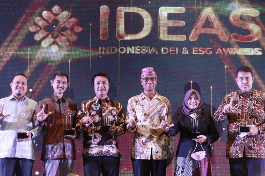 kadiskominfo kota malang menerima penghargaan bersama pemenang lainnya. ist 1