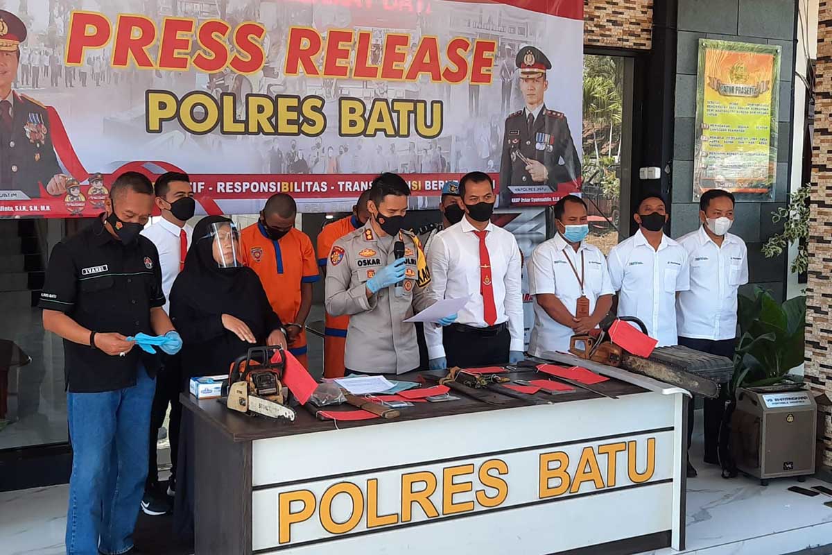 Kapolres Batu, AKBP Oskar Syamsuddin SIK MT sedang menjelaskan ungkap kasus pembalakan liar di wilayah hukum Polres Batu. (ist) - Gagal Nyolong Kayu Gelondongan, 2 Pemuda Diciduk Petugas