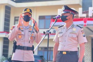 Kapolres Batu AKBP Oskar Syamsuddin SIK dan Aipda Khotibi anggota Polsek Junrejo. (ist) - Anggota Polsek Junrejo Diganjar Naik Pangkat Karena Loyalitas dan dedikasi Tinggi