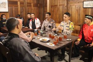 Kapolres Batu AKBP Oskar Syamsuddin bersama Tokoh Silat di Kota Batu. (ist) - Kapolres Batu Eratkan Kebersamaan Perguruan Silat dengan Ngopi Bareng