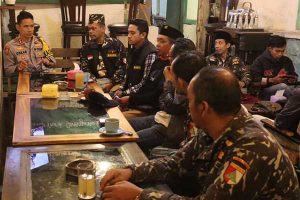 Kapolres Batu AKBP Oskar bersama tokoh pemuda dan ormas di Kota Batu. (ist) - Kapolres Batu Cangkrukan dengan Tokoh Pemuda dan Ormas