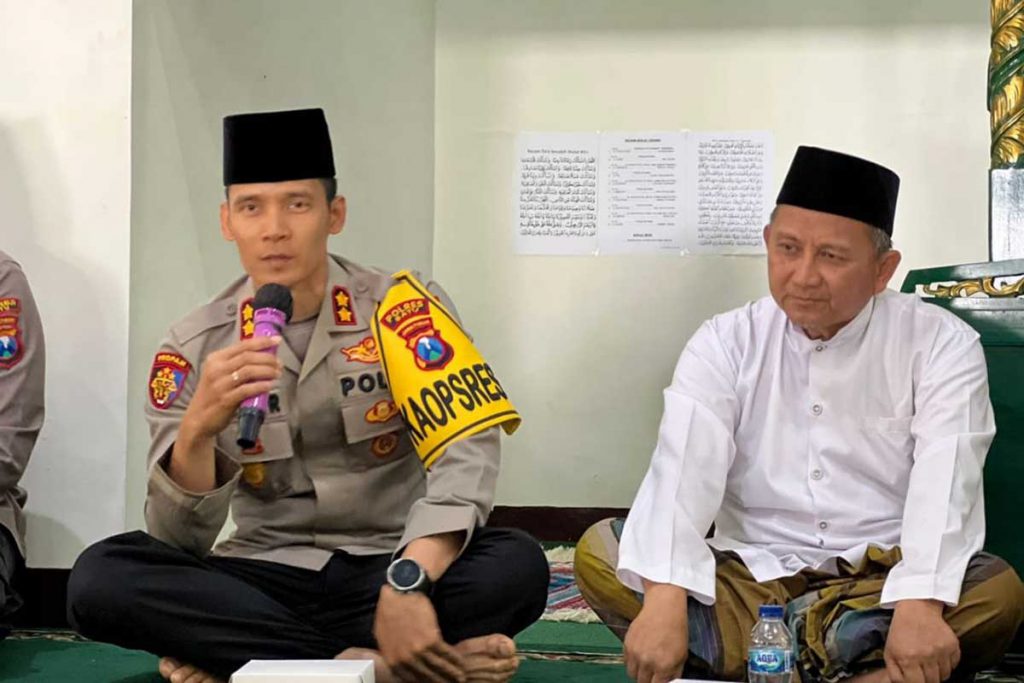 Kapolres Batu bersama Pengurus Ponpes Darussaadah KH Munir Fatullah. (ist) - Peringati Tahun Baru Islam, Kapolres Batu Ajak Anggota Ngaji Bareng