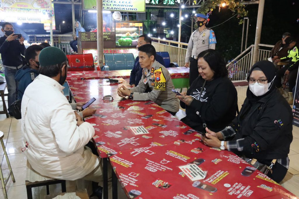 Kapolres Batu bersilaturahmi dengan ketua umum paguyuban PKL sekitaran Alun-alun Batu. (ist) - Sambang Dulur PKL, Kapolres Batu Hibur Pengunjung Alun-alun dengan Lagu