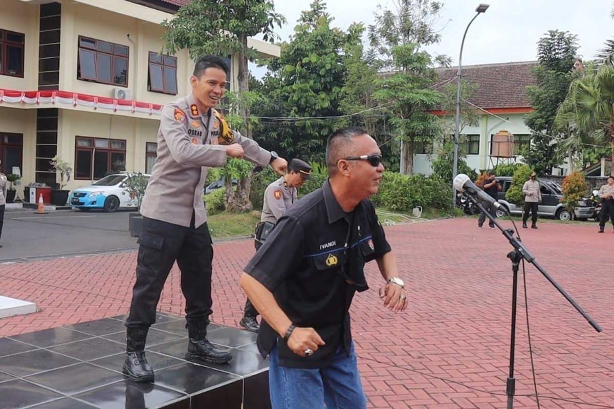 Kapolres Batu dan Kasi Humas memimpin Yel-yel. (ist) - Kobarkan Semangat Anggota, Kapolres Batu Serukan Yel-yel Apel Pagi