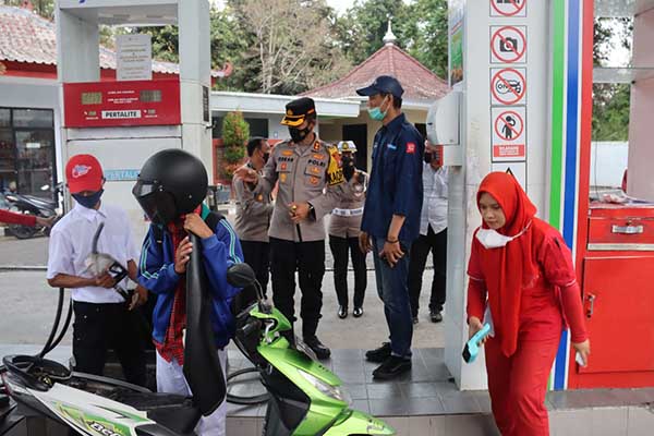 Kapolres Batu lakukan Peninjauan ke SPBU di Ngandat. (ist) - BBM Wilayah Kota Batu Cukup Sampai Sepekan Kedepan
