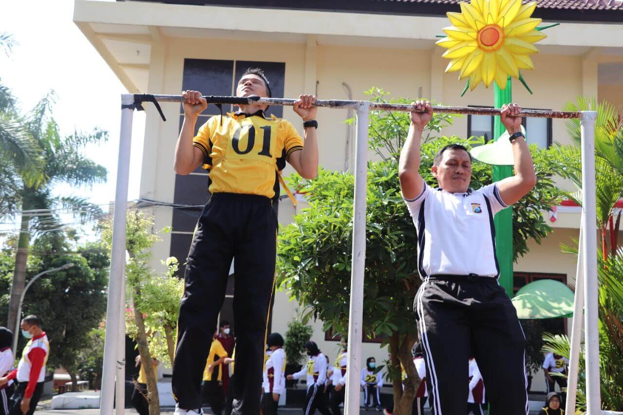 kapolres batu saat menjalani tkj di lapangan apel mapolres batu 1 1