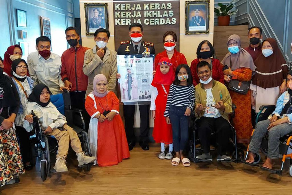 Kapolresta Malang Kota Kombes Pol Budi Hermanto, dengan komunitas penyandang disabilitas. (ist) - Kombes Pol Budi Hermanto Dinobatkan sebagai Bapak Disabilitas