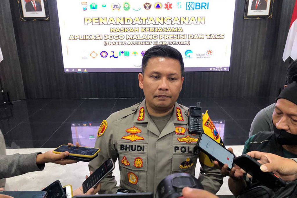 Kapolresta Malang Kota, Kombes Pol Budi Hermanto, saat menjawab pertanyaan awak media. (bim) - Polresta Makota-Forkopimda Kota Malang MoU Aplikasi Jogo Malang Presisi dan TACS