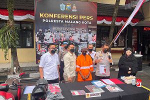 Kapolsek Kedungkandang, Kompol Agus Siswo Hariyadi, saat menunjukkan barang bukti perjudian online. (bim) - Polresta Malang Kota Berhasil Ringkus Komplotan Perjudian Online