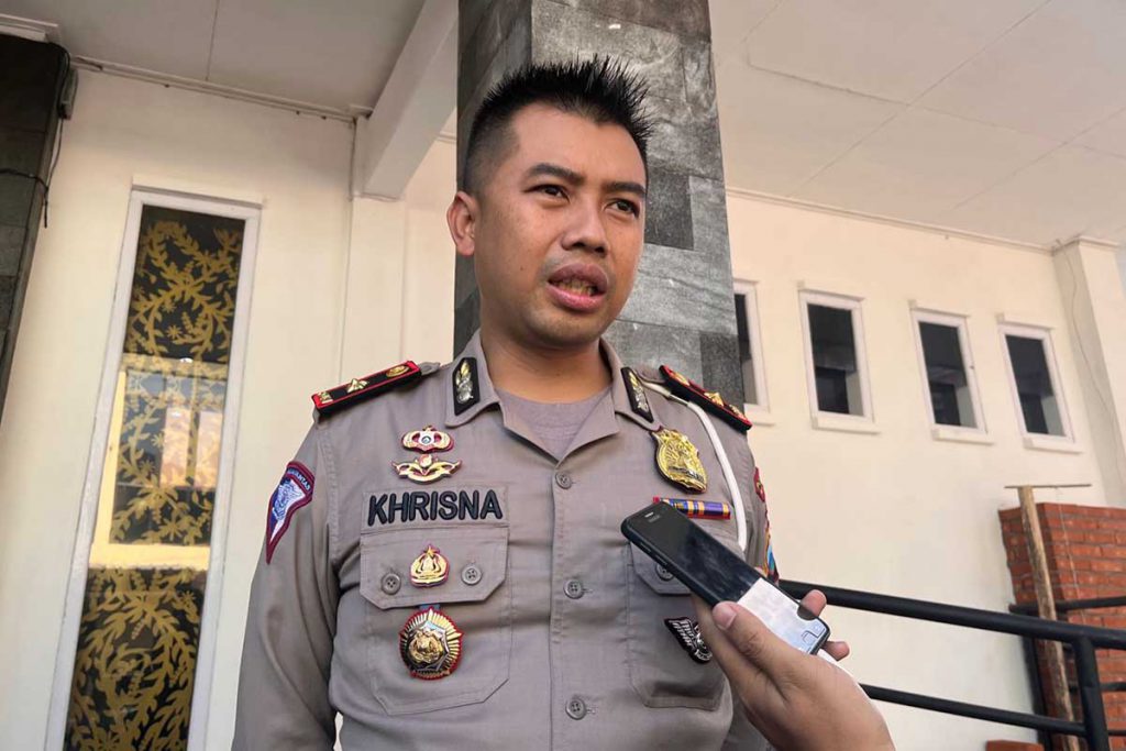 Kasat Lantas Polresta Malang Kota, Kompol Yoppi Anggi Khrisna, saat menjawab pertanyaan awak media. (bim) - Hindari Macet, Begini Pengalihan Arus Lalu Lintas HUT Ke-35 Arema